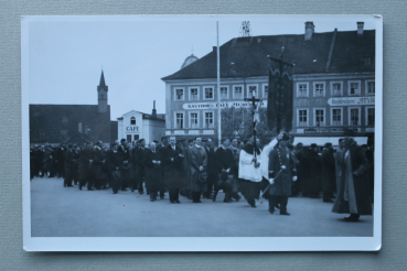 Foto Altötting / 1930-1950 / Kapellplatz / Strassenansicht / Umzug / Cafe / Gasthof u Cafe / Buchdruckerei